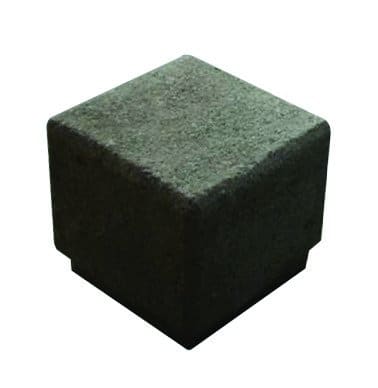 Bolardo de concreto de alta densidad con forma cúbica para delimitar un